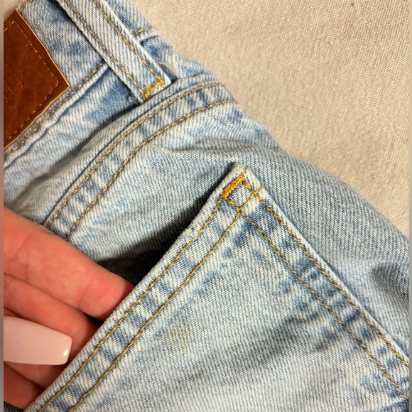 Light-wash Booty Shorts - Picture 3 of 3